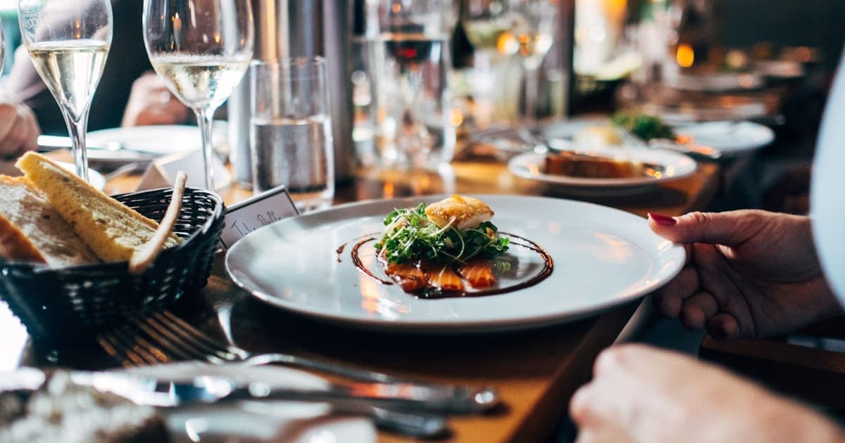 How Digital Menus and Online Ordering Are Changing Restaurants in Bangladesh